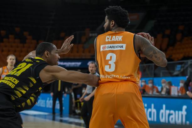 员对一名持 员对一名持